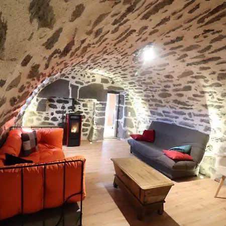 Holiday home Ancien Buron Isole Au Coeur Du Parc Des Volcans, Cheminee, Internet, Jardin, Randonnees - Fr-1-742-543 *